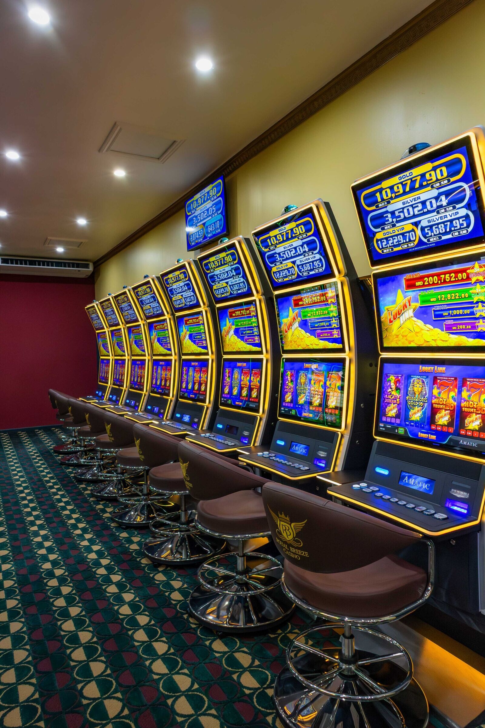 A curved row of Amatic cabinets at Royal Breeze