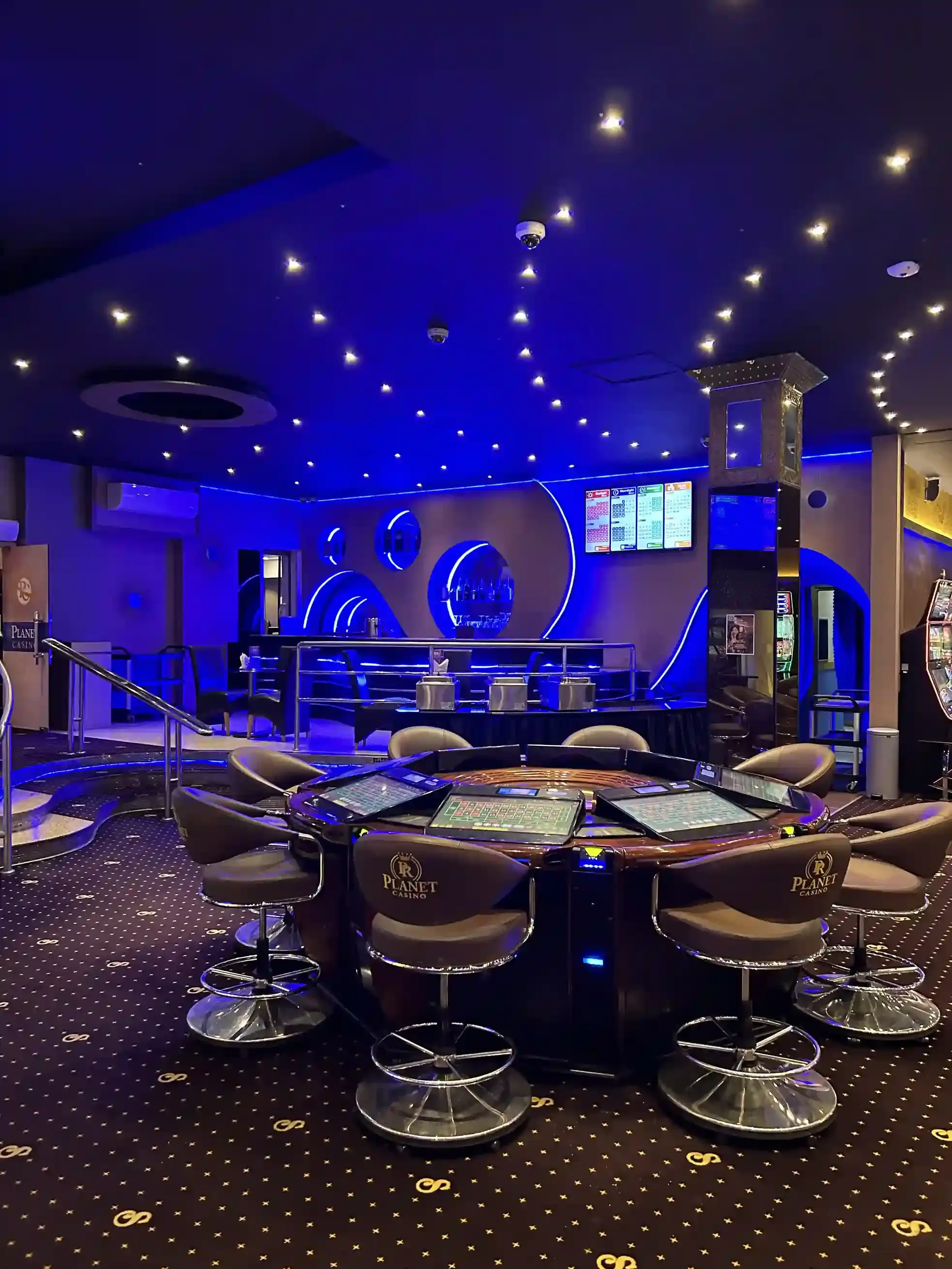 The bar and the electronic roulette floor at Planet Casino